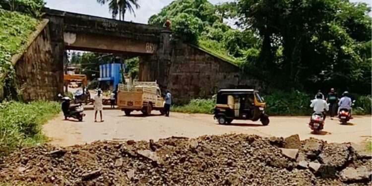 ಹಾರಾಡಿ ರೈಲ್ವೆ ಸೇತುವೆ ಕೆಳಭಾಗದಲ್ಲಿ ಕಾಮಗಾರಿ: ವಾಹನ ಸಂಚಾರಕ್ಕೆ ತಾತ್ಕಾಲಿಕ ನಿರ್ಬಂಧ…!!