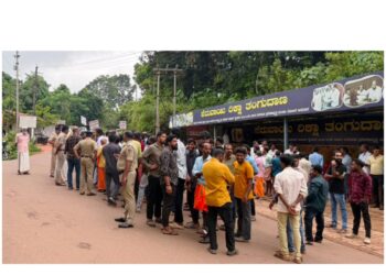 ಪೆರುವಾಯಿ ಜಂಕ್ಷನ್ನಲ್ಲಿ ನೂತನ ಸೇತುವೆ ನಿರ್ಮಾಣ ಮತ್ತು ರಸ್ತೆ ಅಗಲೀಕರಣಕ್ಕೆ ಆಗ್ರಹಿಸಿ ಸಾರ್ವಜನಿಕರ ಬೃಹತ್ ಪ್ರತಿಭಟನೆ..!!