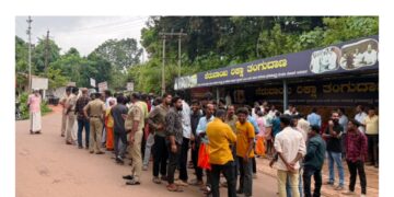ಪೆರುವಾಯಿ ಜಂಕ್ಷನ್ನಲ್ಲಿ ನೂತನ ಸೇತುವೆ ನಿರ್ಮಾಣ ಮತ್ತು ರಸ್ತೆ ಅಗಲೀಕರಣಕ್ಕೆ ಆಗ್ರಹಿಸಿ ಸಾರ್ವಜನಿಕರ ಬೃಹತ್ ಪ್ರತಿಭಟನೆ..!!
