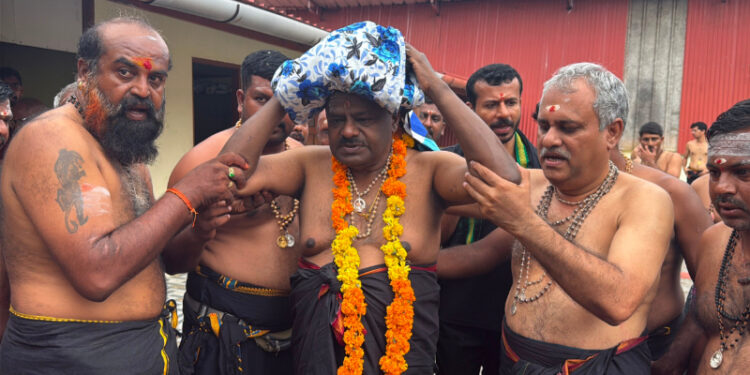 ಅಯ್ಯಪ್ಪನ ಮಾಲೆ ಧರಿಸಿ ಶಬರಿಮಲೆ ಯಾತ್ರೆ ಕೈಗೊಂಡ ಹೆಚ್‌ಡಿಕೆ..!!
