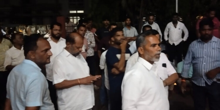 ಭಟ್ಕಳದಲ್ಲಿ ಮತ್ತೆ ಉದ್ವಿಗ್ನತೆ : ಹಿಂದೂ ಕಾರ್ಯಕರ್ತರ ವಿರುದ್ಧ ಕೇಸ್- ಪೊಲೀಸ್ ಠಾಣೆಗೆ ಮುತ್ತಿಗೆ ಹಾಕಿ ಪ್ರತಿಭಟನೆ…!!!