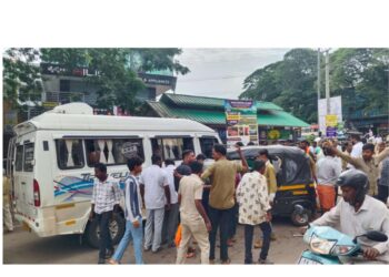 ಆಟೋ – ಟೆಂಪೋ ಟ್ರಾವೆಲರ್ ನಡುವೆ ಡಿಕ್ಕಿ: ಕೆಲಕಾಲ ಟ್ರಾಫಿಕ್ ಜಾಮ್..!!