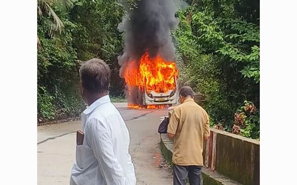 ಕುಂದಾಪುರ: ಹೊತ್ತಿ ಉರಿದ ಖಾಸಗಿ ಬಸ್; ಪ್ರಯಾಣಿಕರು ಪಾರು..!!