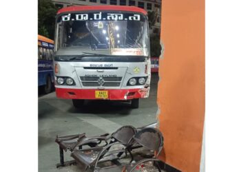 ಪ್ಲಾಟ್ಫಾರಂಗೆ ನುಗ್ಗಿದ ಬಸ್, ಯುವಕ ಗಂಭೀರ ಗಾಯ..!!