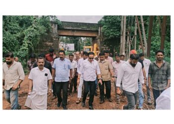ಹಾರಾಡಿ ರೈಲ್ವೇ ಬ್ರಿಡ್ಜ್ ಬಳಿಯ ರಸ್ತೆ ಕಾಮಗಾರಿ ವೀಕ್ಷಿಸಿದ ಶಾಸಕ ಅಶೋಕ್ ರೈ: ಸೋಮವಾರದೊಳಗೆ ಪೂರ್ಣಗೊಳಿಸಲು ಸೂಚನೆ..!!