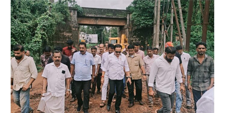 ಹಾರಾಡಿ ರೈಲ್ವೇ ಬ್ರಿಡ್ಜ್ ಬಳಿಯ ರಸ್ತೆ ಕಾಮಗಾರಿ ವೀಕ್ಷಿಸಿದ ಶಾಸಕ ಅಶೋಕ್ ರೈ: ಸೋಮವಾರದೊಳಗೆ ಪೂರ್ಣಗೊಳಿಸಲು ಸೂಚನೆ..!!