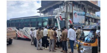 ಉಪ್ಪಿನಂಗಡಿ: ಬ್ರೇಕ್ ವೈಫಲ್ಯ : ವೃತ್ತಕ್ಕೆ ಡಿಕ್ಕಿ ಹೊಡೆದ ಬಸ್..!!