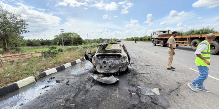 ಕಾರಲ್ಲೇ ಪ್ರೇಮಿಗಳ ಗಲಾಟೆ : ಪೆಟ್ರೋಲ್‌ ಬಾಂಬ್‌ ಸಿಡಿಸಿಕೊಂಡು ಯುವಕ ಆತ್ಮಹತ್ಯೆ..!!
