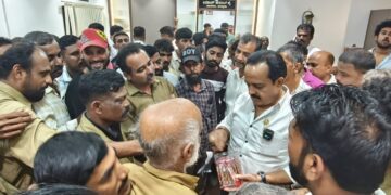 ಎಪಿಎಂಸಿ ಅರುಣಾ ಕಲಾ ಮಂದಿರದ ಬಳಿಯ ರಿಕ್ಷಾ ಪಾರ್ಕಿಂಗ್ ವಿವಾದ: ಶನಿವಾರದೊಳಗೆ ಸೂಕ್ತ ನಿರ್ಧಾರ – ಅಶೋಕ್ ರೈ ಭರವಸೆ..!!