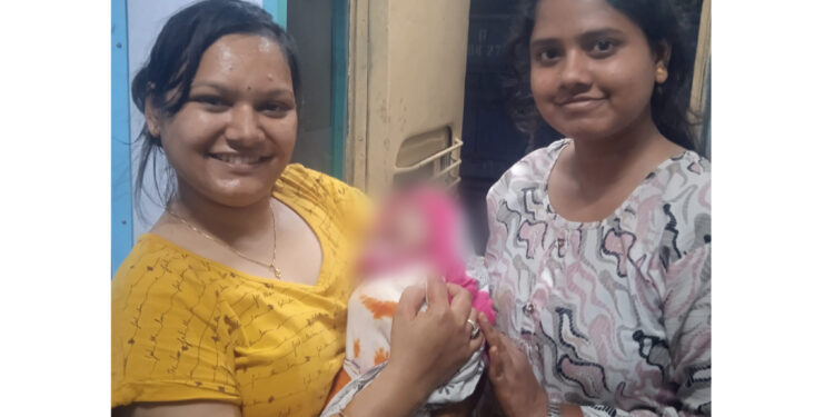 ರೈಲಿನಲ್ಲೇ ಗರ್ಭಿಣಿಗೆ ಸುರಕ್ಷಿತ ಹೆರಿಗೆ; ತಾಯಿ-ಮಗುವಿನ ಜೀವ ಉಳಿಸಿದ ಎಸ್ಡಿಎಂ ವೈದ್ಯರು..!!
