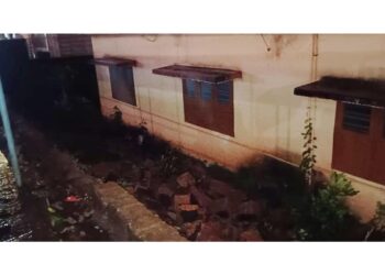 ಪುತ್ತೂರಿನಲ್ಲಿ ಭಾರೀ ಮಳೆಗೆ ಶಾಲೆಯ ಆವರಣ ಗೋಡೆ ಕುಸಿತ..!!