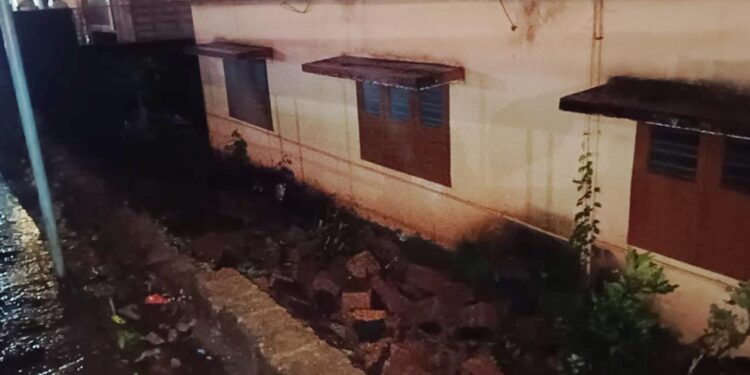 ಪುತ್ತೂರಿನಲ್ಲಿ ಭಾರೀ ಮಳೆಗೆ ಶಾಲೆಯ ಆವರಣ ಗೋಡೆ ಕುಸಿತ..!!
