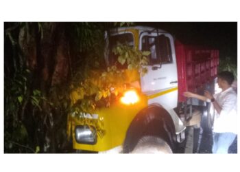 ವಿಟ್ಲ: ಚಾಲಕನ ನಿಯಂತ್ರಣ ತಪ್ಪಿ ಮರಕ್ಕೆ ಡಿಕ್ಕಿ ಹೊಡೆದ ಟಿಪ್ಪರ್: ಇಬ್ಬರು ಗಂಭೀರ..!!