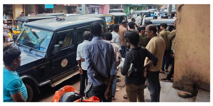 ಪುತ್ತೂರು: ರಿಕ್ಷಾ ಪಾರ್ಕಿಂಗ್ ವಿಚಾರ: ಚಾಲಕರ ನಡುವೆ ಮಾತಿನ ಚಕಮಕಿ..!!