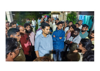 ಪುತ್ತೂರು: ಶಾಲಾ ಬಸ್ ಮೇಲೆ ಮರ ಬಿದ್ದು ಬಾಲಕಿ ದುರ್ಮರಣ; ಪುತ್ತೂರು ಸರ್ಕಾರಿ ಆಸ್ಪತ್ರೆಗೆ ಡಿಸಿ, ಎಸ್ಪಿ ಭೇಟಿ..!!