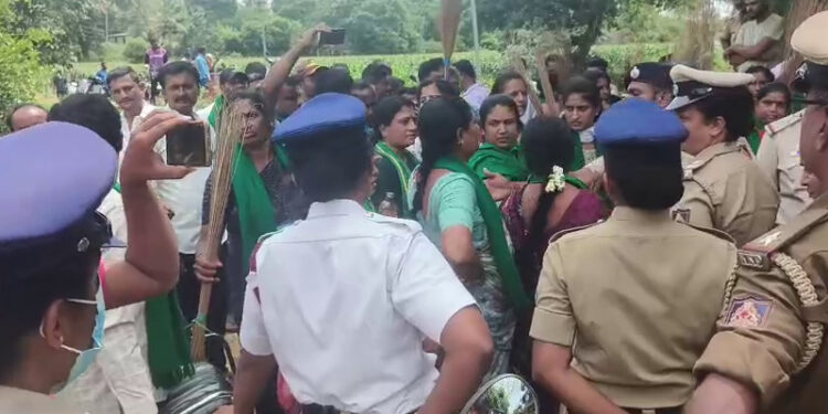 ಬಿಡದಿ ಟೌನ್‌ಶಿಪ್‌ ಜಟಾಪಟಿ – ಸರ್ವೆಗೆ ಬಂದ ಅಧಿಕಾರಿಗಳಿಗೆ ಪೊರಕೆ ಏಟು..!