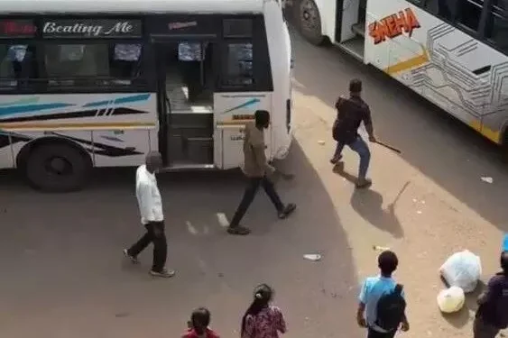 ಉಪ್ಪಿನಂಗಡಿ: ಬಸ್ ನಿರ್ವಾಹಕರ ಜಗಳ ಪೊಲೀಸರಿಂದ ಸುಮೋಟೋ ಕೇಸ್..!!