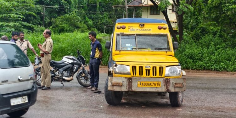 ಪುತ್ತೂರು: ಬೈಕ್ ಮತ್ತು ಗೂಡ್ಸ್ ವಾಹನಗಳ ನಡುವೆ ಡಿಕ್ಕಿ..!!
