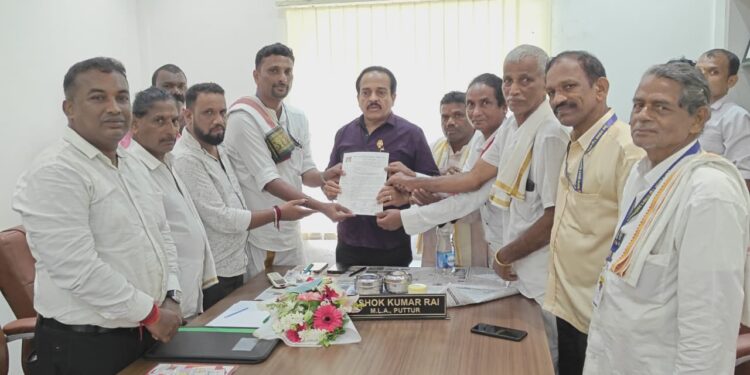 ದೈವಾರಾಧಕರ ಬೇಡಿಕೆ ಈಡೇರಿಕೆಗೆ ಅಶೋಕ್ ರೈಗೆ ಮನವಿ; ಉಡುಪಿಯಿಂದ ಪುತ್ತೂರಿಗೆ ಬಂದ ಒಕ್ಕೂಟದ ಪದಾಧಿಕಾರಿಗಳು..!