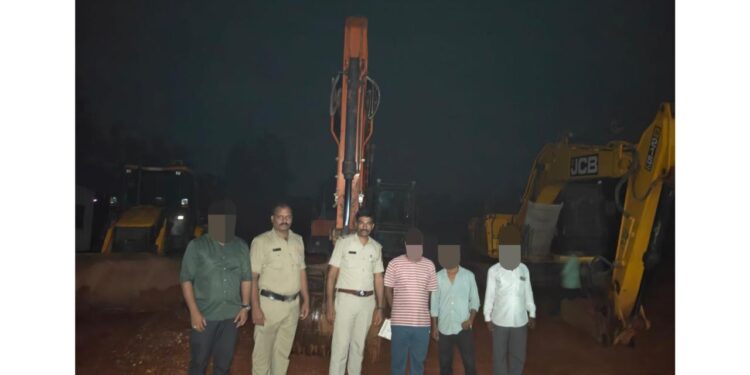 ವಿಟ್ಲ: ಅಕ್ರಮ ಕೆಂಪುಕಲ್ಲು, ಮಣ್ಣು ಗಣಿಗಾರಿಕೆ ಮೇಲೆ ಪೊಲೀಸರ ದಾಳಿ..!!!