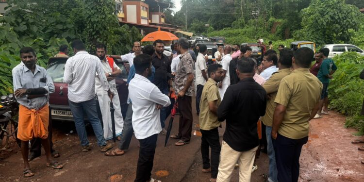 ಪುರುಷರಕಟ್ಟೆ: ರಸ್ತೆ ತಡೆ ನಡೆಸಿ ಪ್ರತಿಭಟನೆ..!!