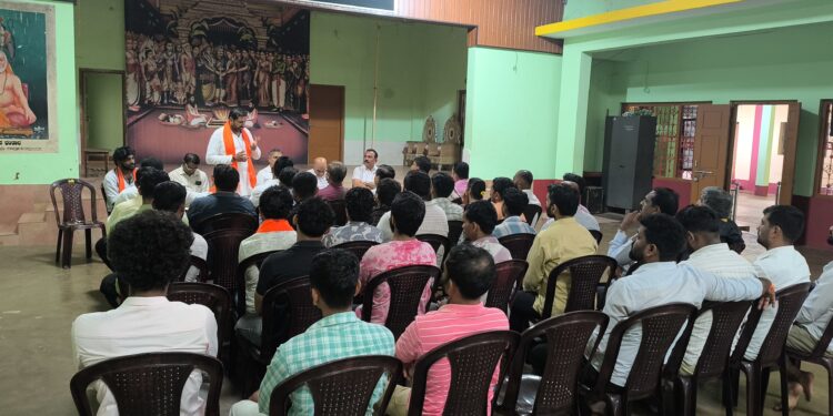 ಪುತ್ತೂರು ಮಹಾಲಿಂಗೇಶ್ವರ ದೇವಸ್ಥಾನ ಜಾಗದಲ್ಲಿ ರಸ್ತೆ ನಿರ್ಮಾಣ ಗೊಂದಲ: ವಿಹಿಂಪ ಪ್ರಮುಖರ ಸಭೆ, ನಾಳೆ ಆಡಳಿತ ಮಂಡಳಿಗೆ ಮನವಿ.!