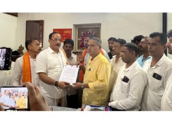 ಪುತ್ತೂರು ಶ್ರೀ ಮಹಾಲಿಂಗೇಶ್ವರ ದೇವಸ್ಥಾನ: ರಸ್ತೆ ನಿರ್ಮಾಣ ಗೊಂದಲ, ಪಾರದರ್ಶಕ ಅಭಿವೃದ್ಧಿಗೆ ಆಗ್ರಹಿಸಿ ವಿಹಿಂಪ ಮನವಿ..!!