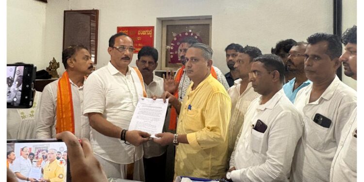 ಪುತ್ತೂರು ಶ್ರೀ ಮಹಾಲಿಂಗೇಶ್ವರ ದೇವಸ್ಥಾನ: ರಸ್ತೆ ನಿರ್ಮಾಣ ಗೊಂದಲ, ಪಾರದರ್ಶಕ ಅಭಿವೃದ್ಧಿಗೆ ಆಗ್ರಹಿಸಿ ವಿಹಿಂಪ ಮನವಿ..!!