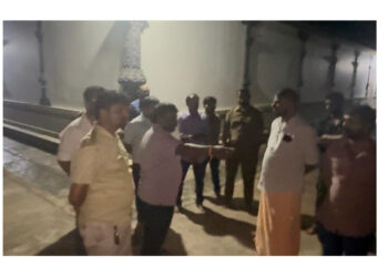 ಪುತ್ತೂರು: ಮಹಾಲಿಂಗೇಶ್ವರ ದೇವಸ್ಥಾನದ ರಾಜಾಂಗಣದ ಮೂಲಕ ಅನ್ಯಮತೀಯರ ಕಟ್ಟಡಕ್ಕೆ ಮಣ್ಣು ಸಾಗಾಟ – ಭಕ್ತರಿಂದ ಆಕ್ಷೇಪ, ಕ್ರಮಕ್ಕೆ ಆಗ್ರಹ..!!