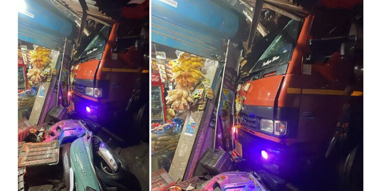 ಪುತ್ತೂರು: ಚಾಲಕನ ನಿಯಂತ್ರಣ ತಪ್ಪಿ ಅಂಗಡಿಗೆ ನುಗ್ಗಿದ ಲಾರಿ..!