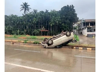 ಸೂರಿಕುಮೇರು: ಹೆದ್ದಾರಿಯಲ್ಲಿ ಕಾರು ಪಲ್ಟಿ..!!