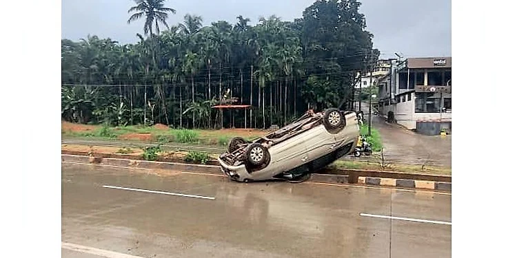 ಸೂರಿಕುಮೇರು: ಹೆದ್ದಾರಿಯಲ್ಲಿ ಕಾರು ಪಲ್ಟಿ..!!
