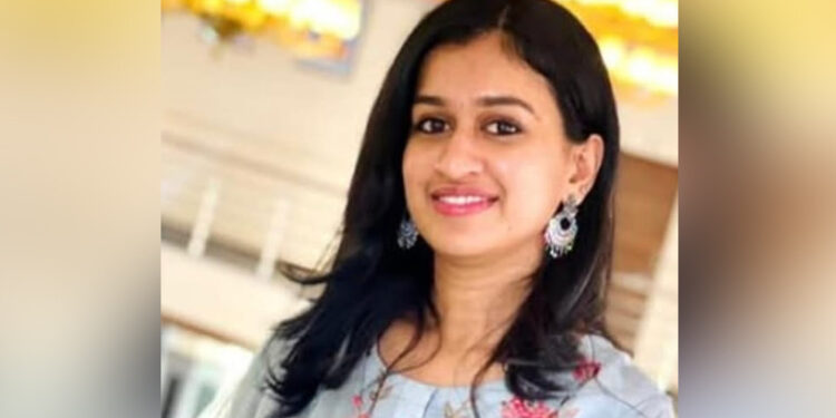 ಗುಂಡಿ ತಪ್ಪಿಸಲು ಹೋಗಿ ಭೀಕರ ರಸ್ತೆ ಅಪಘಾತ – ಬೈಕ್ನಲ್ಲಿ ಹಿಂಬದಿ ಕುಳಿತಿದ್ದ ಯುವತಿ ಸಾವು..!!