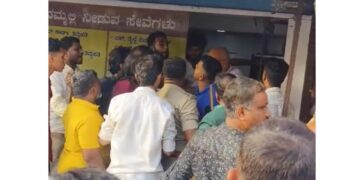 ಪುತ್ತೂರಿನಲ್ಲಿ ಜೆರಾಕ್ಸ್ ಅಂಗಡಿಯಲ್ಲಿ ಗಲಾಟೆ: ಪರಸ್ಪರ ಹಲ್ಲೆ, ಪೊಲೀಸರ ಕರ್ತವ್ಯಕ್ಕೆ ಅಡ್ಡಿ..!