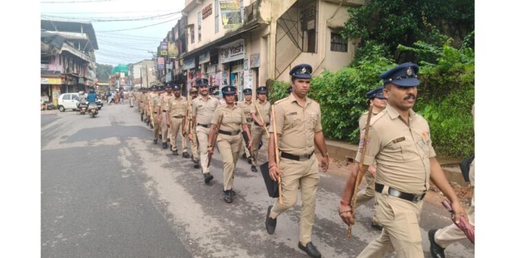ಪುತ್ತೂರಿನಲ್ಲಿ ಪೊಲೀಸ್ ಪಥಸಂಚಲನ: ಬಲವಂತದ ಬಂದ್ಗೆ ಅವಕಾಶವಿಲ್ಲ..!