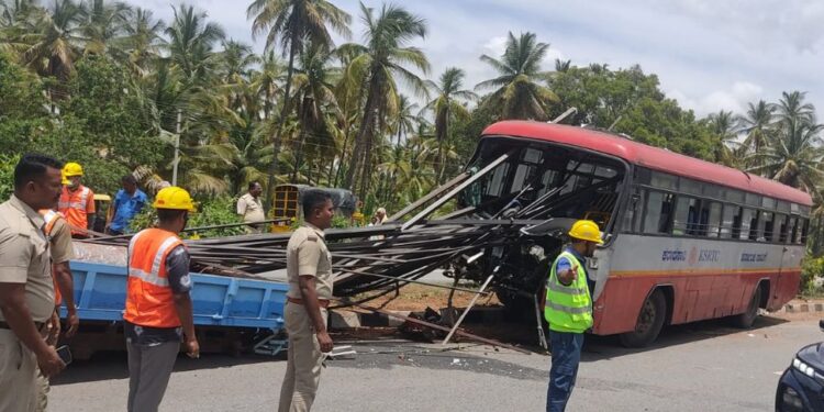 ಭೀಕರ ಅಪಘಾತ; ಟ್ರ್ಯಾಕ್ಟರ್ಗೆ ಬಸ್ ಡಿಕ್ಕಿ, KSRTC ಚಾಲಕ ಸ್ಥಳದಲ್ಲೇ ಸಾವು.!