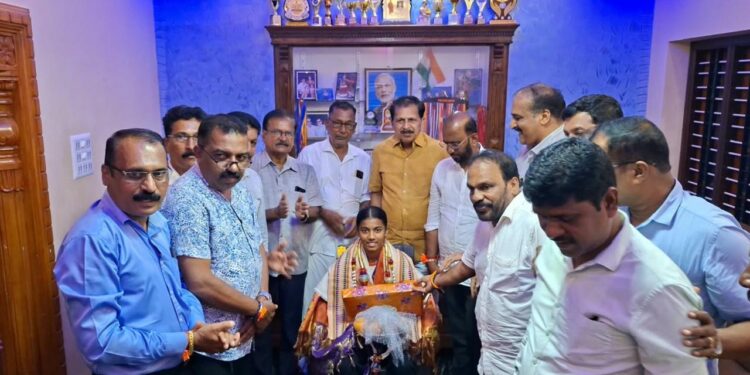 ಆಂಧ್ರಪ್ರದೇಶದಲ್ಲಿ ನಡೆದ ಮೂರು ಓಟ ಸ್ಪರ್ಧೆಗಳಲ್ಲಿ ಚಿನ್ನದ ಪದಕ: ಕುಮಾರಿ ಆತ್ಮಿಗೆ ಸನ್ಮಾನ..!