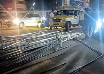 ಪಿಕಪ್ನಿಂದ ರಸ್ತೆಗೆ ಬಿದ್ದ ಕಬ್ಬಿಣದ ಸಲಾಕೆಗಳು; ಸಂಚಾರ ಅಸ್ತವ್ಯಸ್ತ..!