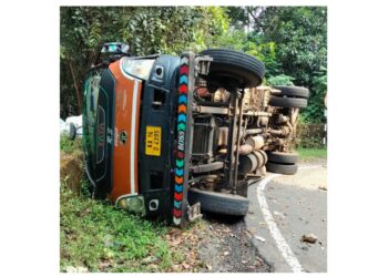 ಚಾರ್ಮಾಡಿ ಘಾಟಿಯಲ್ಲಿ ಲಾರಿ ಪಲ್ಟಿ; ಚಾಲಕ, ನಿರ್ವಾಹಕ ಪಾರು..!