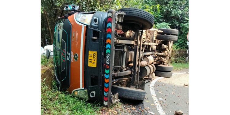 ಚಾರ್ಮಾಡಿ ಘಾಟಿಯಲ್ಲಿ ಲಾರಿ ಪಲ್ಟಿ; ಚಾಲಕ, ನಿರ್ವಾಹಕ ಪಾರು..!