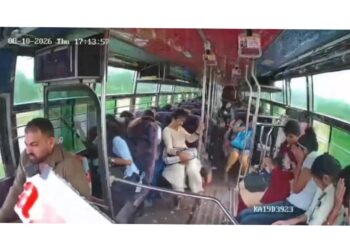ಮಂಗಳೂರಿನಲ್ಲಿ ಚಲಿಸುತ್ತಿದ್ದ ಖಾಸಗಿ ಬಸ್ಸಿಗೆ ರಭಸದಿಂದ ಬಡಿದ ಗಿಡುಗ : ಚಾಲಕನ ಸಮಯಪ್ರಜ್ಞೆಯಿಂದ ತಪ್ಪಿದ ಭಾರಿ ಅನಾಹುತ..!