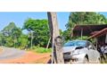 ವಿದ್ಯುತ್ ಕಂಬಕ್ಕೆ ಕಾರು ಡಿಕ್ಕಿ: ಮಹಿಳೆಗೆ ಗಾಯ..!!