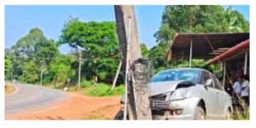 ವಿದ್ಯುತ್ ಕಂಬಕ್ಕೆ ಕಾರು ಡಿಕ್ಕಿ: ಮಹಿಳೆಗೆ ಗಾಯ..!!