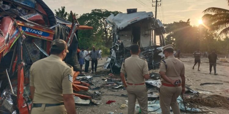 ಖಾಸಗಿ ಬಸ್–ಲಾರಿ ಮುಖಾಮುಖಿ ಡಿಕ್ಕಿಯಾಗಿ ನಾಲ್ವರು ಸಾವು, 20ಕ್ಕೂ ಹೆಚ್ಚು ಮಂದಿಗೆ ಗಾಯ..!